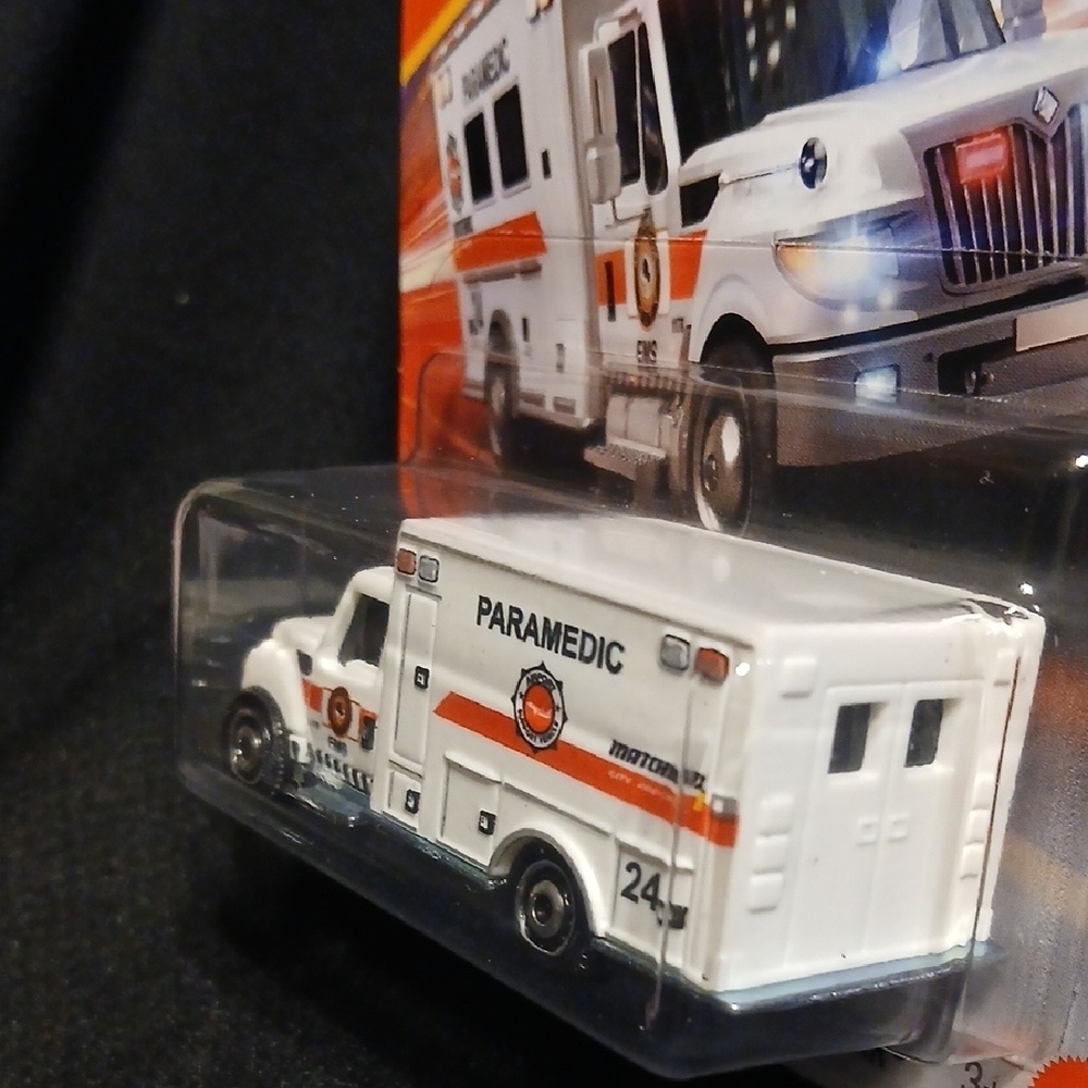 Matchbox Paramedic Ambulance Toy - International Terrastar - Picture 2 of 2